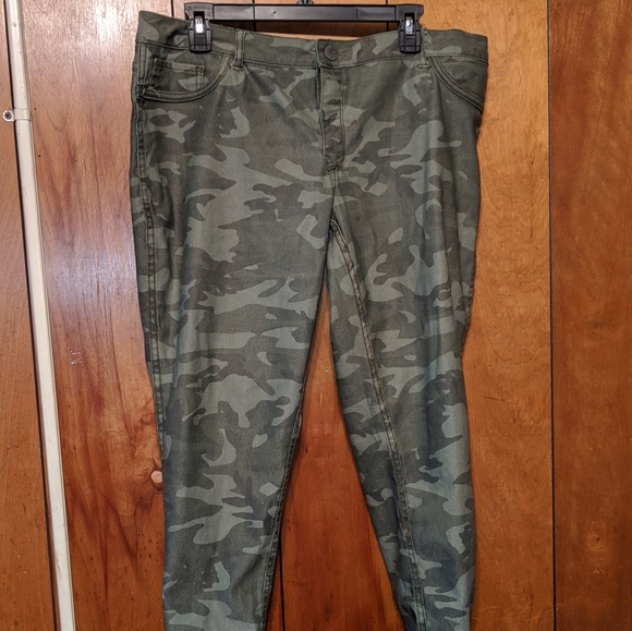 Reversible Camo/Green Jeans - Picture 2 of 6